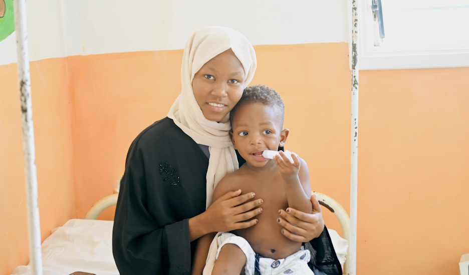 madre con niño de lamu, kenia, en el servicio de pediatría del hospital del condado