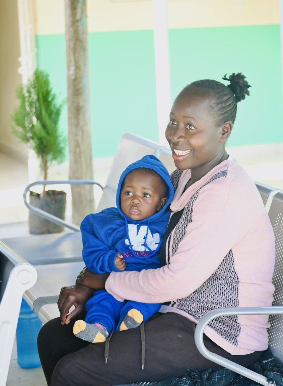Madre con niño en la sala de espera del Hospital de Santa Ana de Webuye