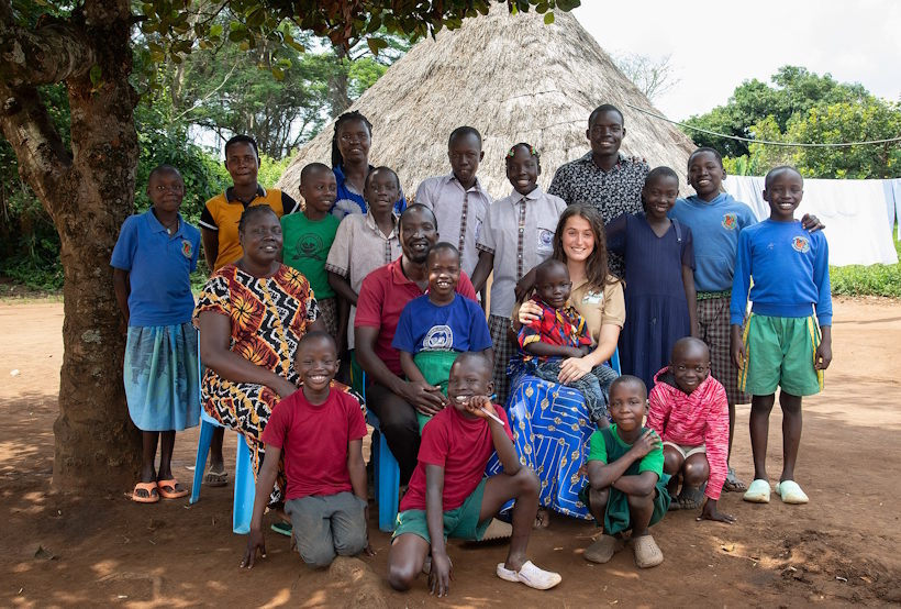 La cooperante daniela guerrero con los niños de dokolo
