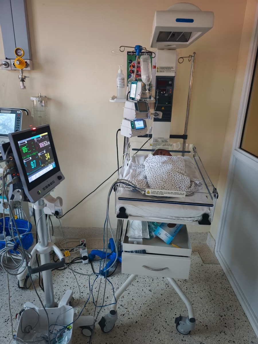neonato en UCI neonatal Lamu