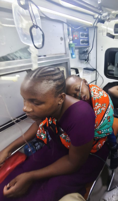 william, con cardiopatía congénita, en el viaje en ambulancia desde lamu